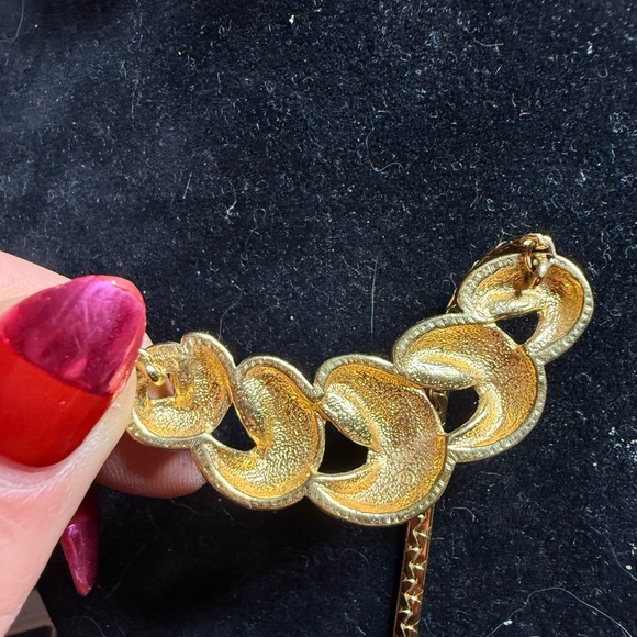 Vintage Avon Modernist Gold Tone Sculptural Necklace | 1970s - Picture 4 of 5